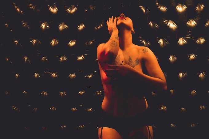 Performance feita no Valen Bar em Porto Alegre. #Burlesque #Performance http://t.co/OvXtYGzcHI<a href="/tag/burlesque"class="tags"><span>#burlesque</span></a><a href="/tag/performance"class="tags"><span>#performance</span></a>