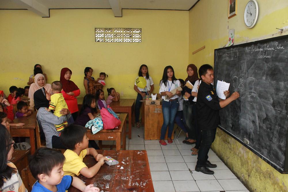 Sugema12's tweet photo. Pelatihan Untuk Guru TK Tentang Menggambar Dari Ketua Karang Taruna RW. 12 Sukakarya http://t.co/2my4R1A2Cc