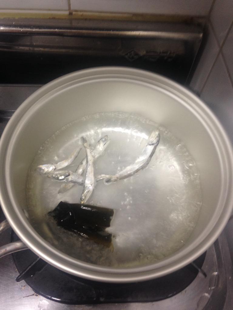116kllo's tweet photo. 따끈한거 먹고 싶어서 순두부계란(잡)탕

다시국물에 순두부 한팩 계란 두개
양념장은 간장 식초 참기름 후추 
고춧가루까지 넣고 물 탄것

순두부 따로 계란탕 따로 해서 먹고싶었는데 냄비가 없어서 걍 섞었다 http://t.co/czUdAvjANg