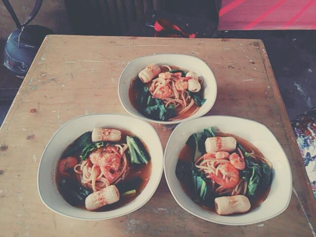 Ujan2 gini ajibbb y makan mie tomyam seuhah (mitoha)seafood,pedes,seger y ngalahin ujan euyyy...mampirrr yaaa