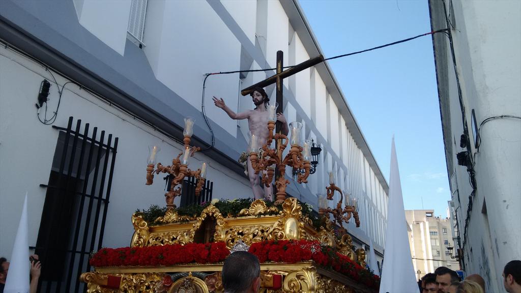 Nuestro Padre Jesús Resucitado en estos momentos por Constructora Naval. #ssisla2015 #CofradeAPP15