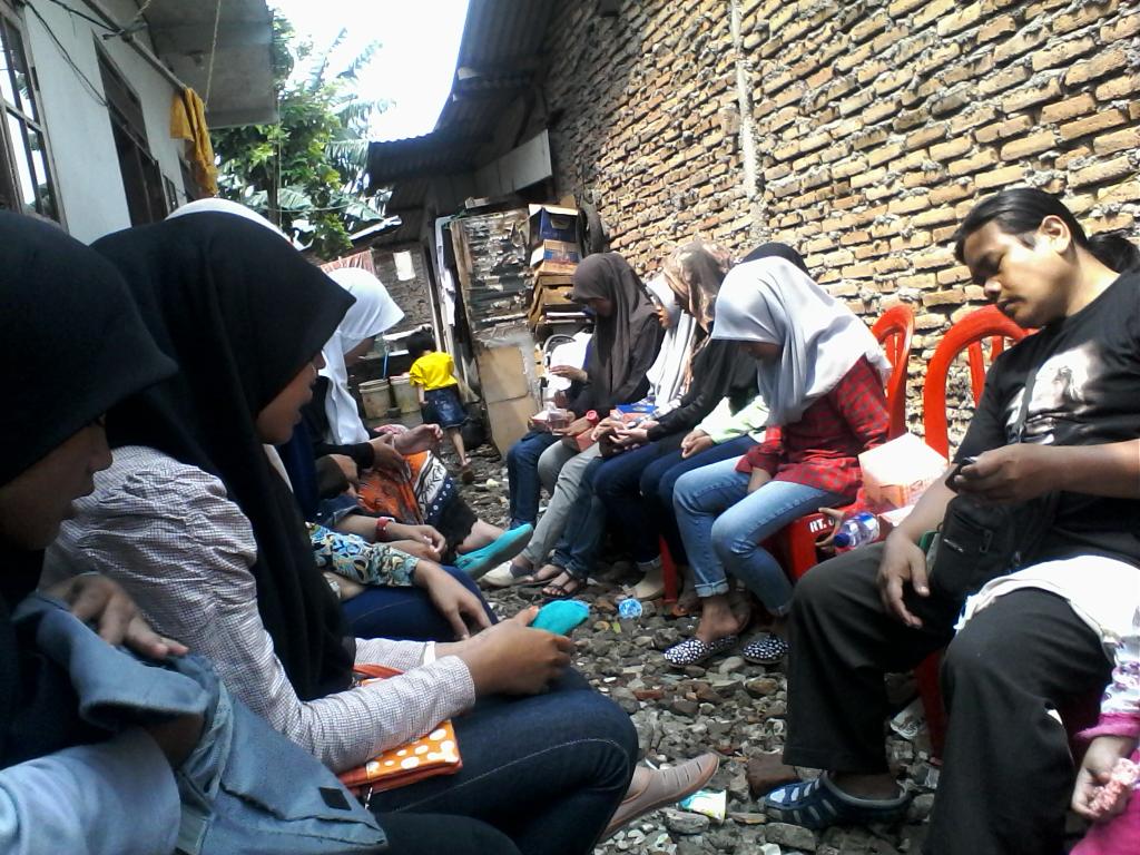XFourmers_gen8's tweet photo. Tahlilan 40 hari Almh. Anggi Indriyanti di rumah Almh http://t.co/HuIk2KhRAV