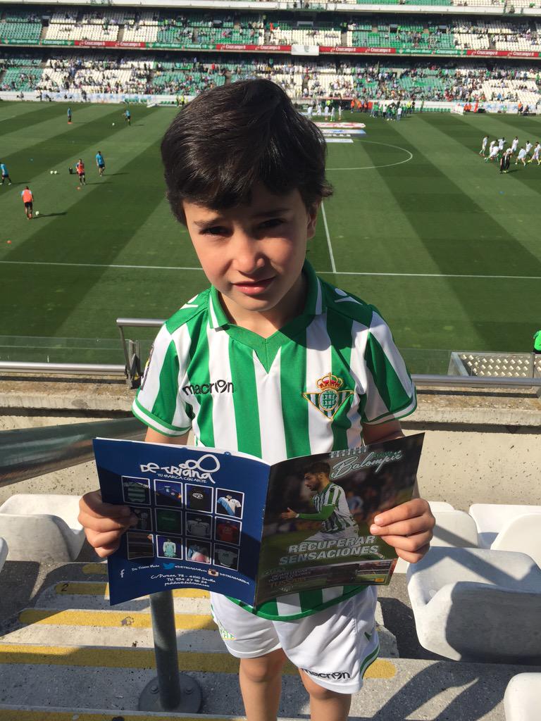 josemanuelabasc's tweet photo. Agradecer a @revistabalompie por publicar la foto de un gran betico http://t.co/FfOjrAFTYJ