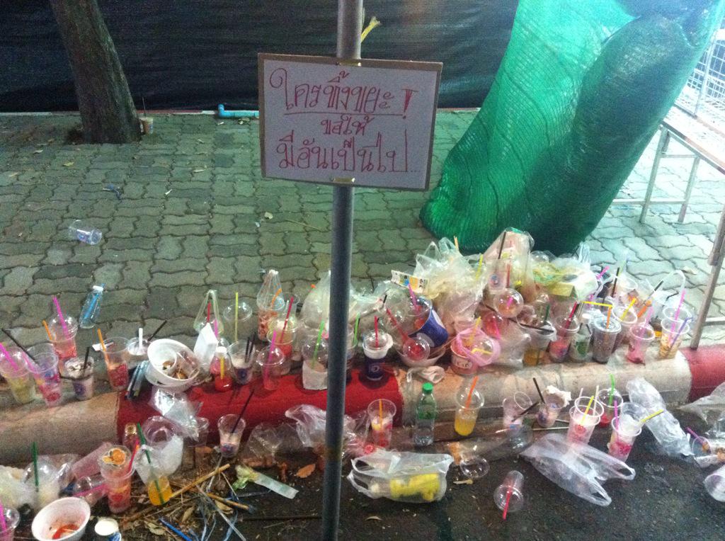 Oadkung's tweet photo. ทุกสังคมนั่นแหละ มันต้องมีคนจำพวกนี้อยู่ ไม่สนใจกฎระเบียบข้อห้ามใด ๆ แบบท้าทาย ชอบเกรียนแหกกฎ http://t.co/iRpDfhV3Xa