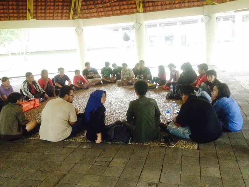 Kita sedang me review materi gathering kemarin, dan akan di lanjutkan ke pembahasan "ular di sekitar kita"
