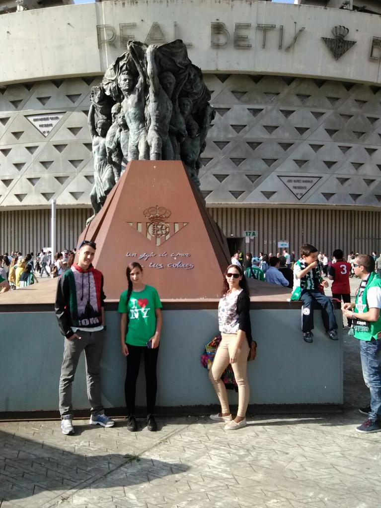 Palodeportivo's tweet photo. Paleñ@s en modo #SelfieTreceBarras y animando a su compatriota Francisco #Portillo en el '@RealBetis Vs @CAOsasuna' 👌 http://t.co/88RAWM9HMI
