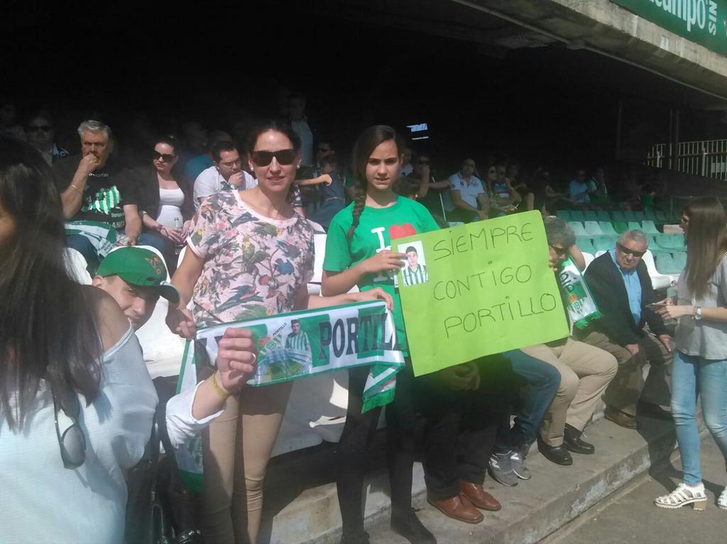 Palodeportivo's tweet photo. Paleñ@s en modo #SelfieTreceBarras y animando a su compatriota Francisco #Portillo en el '@RealBetis Vs @CAOsasuna' 👌 http://t.co/88RAWM9HMI