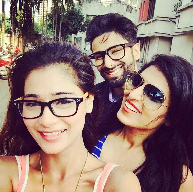 SaraKhanFC's tweet photo. We love seeing Sara smile, she looks even more beautiful! 
Offscreen fun! @seraloveleen http://t.co/75Dpt3JSLB