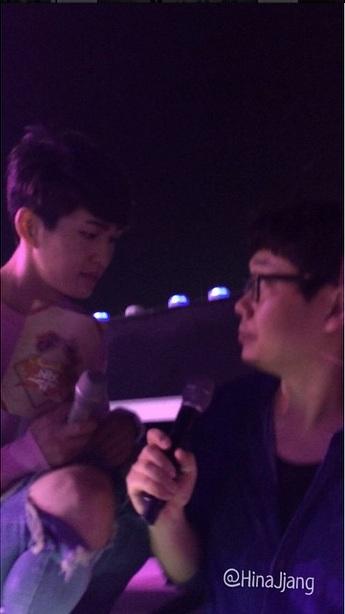 anonoii's tweet photo. อนยูน่ารัก ลงจากเวทีไม่ได้ สตาฟต้องมาอุ้มลง ฮอลลล น่ารักขนาดไหนลองถามใจตัวเองดู #อนยูดูบู #ชายนี่เป็นวงตลก http://t.co/pv2LZsWHaA