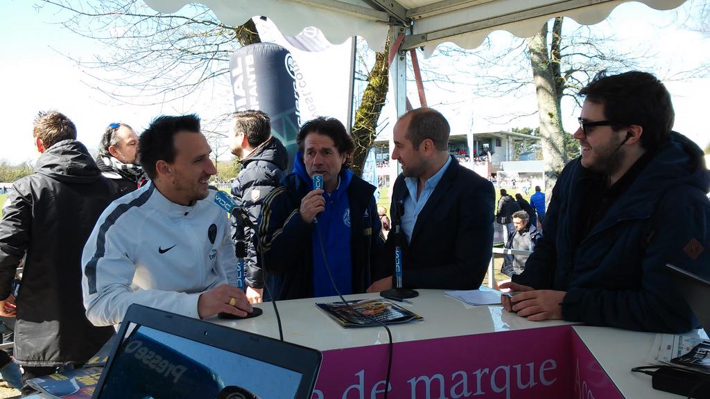 LeSonSport's tweet photo. Entraîneurs de l'OM (M. Dominici) et du PSG (S. Lyonnet) réunis autour du micro de @lesonunique  #MiniMondial http://t.co/OYhpamR3fr