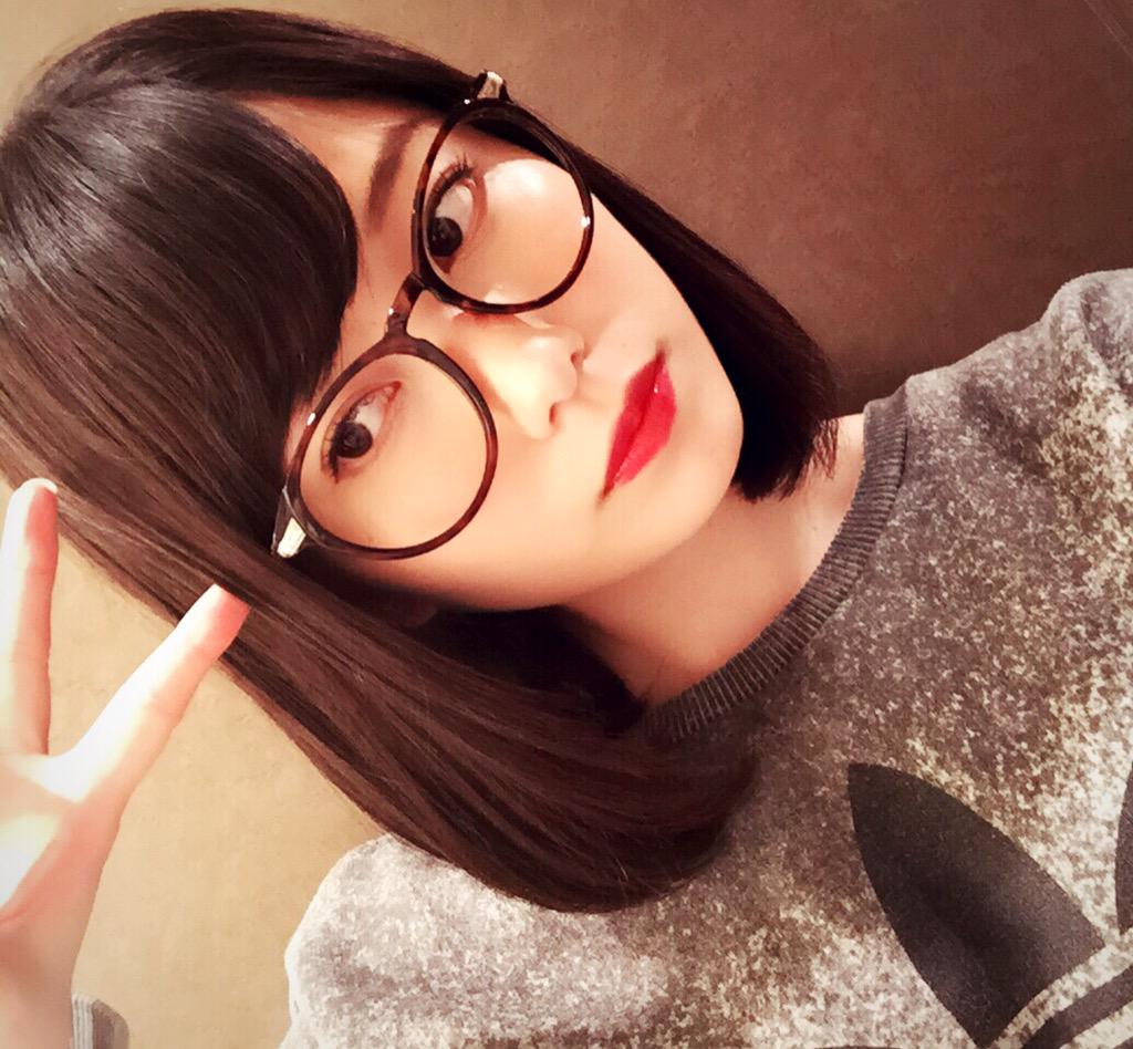 横山由依 最近メイクにハマってます これは 普段メイクに赤リップ塗っただけ Http T Co Hoage8s7if 横山由依 最近メイクにハマってます これは 普段メイクに赤リップ塗っただけ Http T Co Hoage8s7if