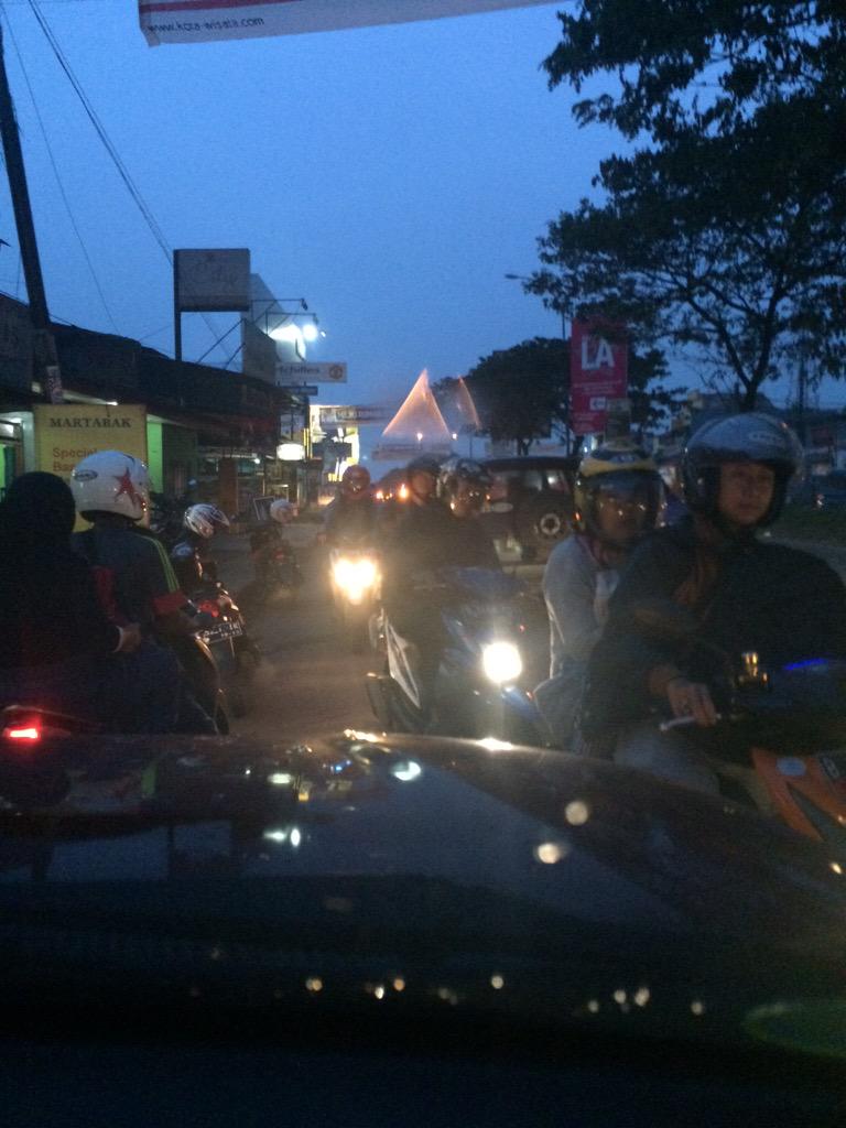seculhumanist's tweet photo. @RadioElshinta Setiap hr spd motor melawan arus dr arah kota wst di dpn hidung pos polisi cikeas tanpa ada tindakan http://t.co/qNGdgT61JI
