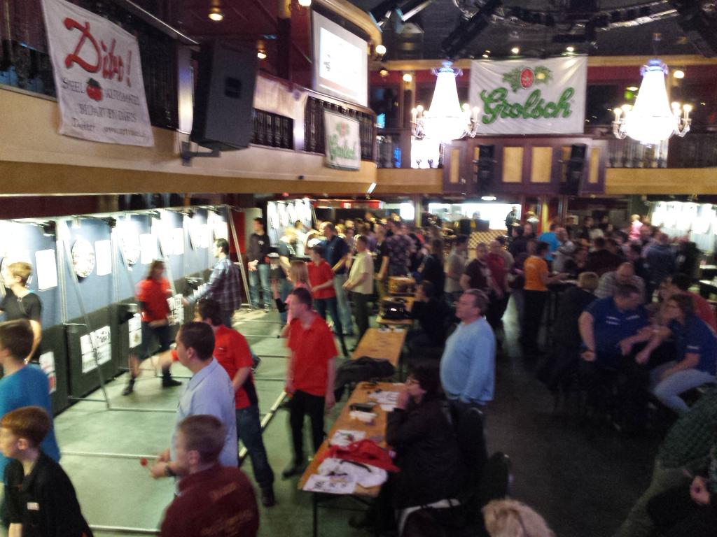 OpenGroenlo's tweet image. #OpenGroenlo staat op het punt van beginnen. Grote namen en grote darters zijn naar @CityLidoGroenlo gekomen.