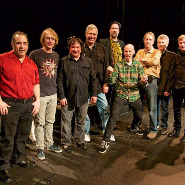 RockFM_ES's tweet photo. #RockFM, Momentos que únicamente ocurren en #Seattle. @KristNovoselic, #MarkArm y #DaveDederer tocando con #TheSonics http://t.co/Ep7UXMF6lg