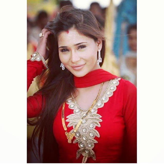 SaraKhanFC's tweet photo. Sara looks stunning in the red traditional look! What do you guys think? @seraloveleen #SaraKhan http://t.co/Leh7yMMvQD