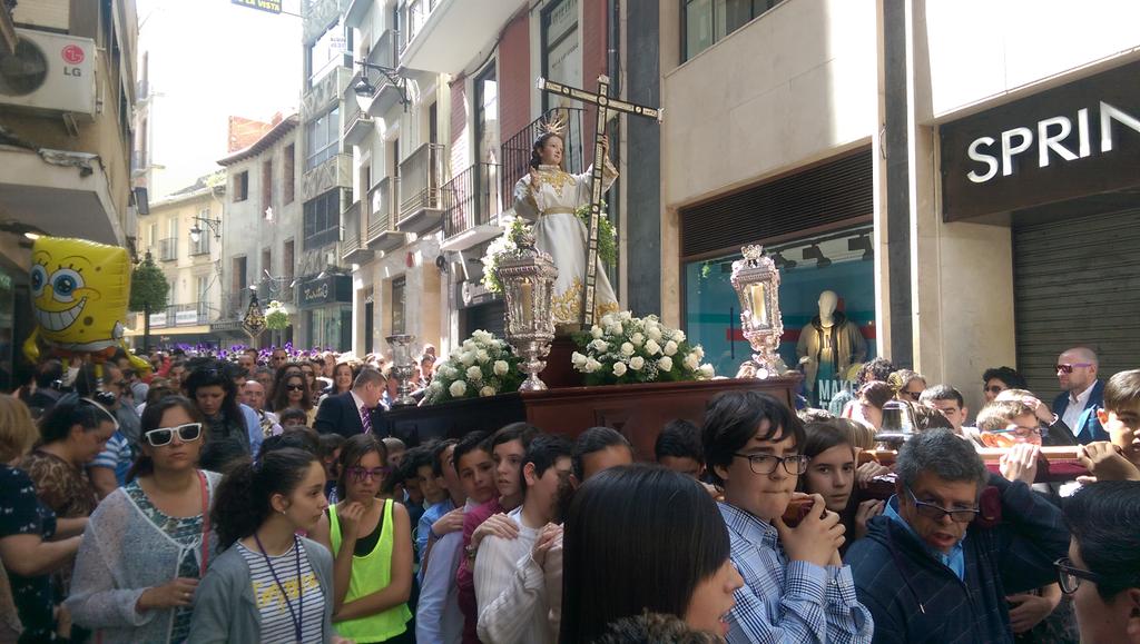 ViaCrucisGR's tweet photo. Representación de nuestro @GJovenViaCrucis en el cortejo de los Facundillos de @HumildadGranada. http://t.co/Ou7tir5zTo