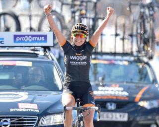 AtletidItalia's tweet photo. Elisa Longo Borghini illumina la nostra Pasqua con una strepitosa vittoria in solitaria al #fiandre2015! @ElisaLongoB http://t.co/KQwB9qj1EE