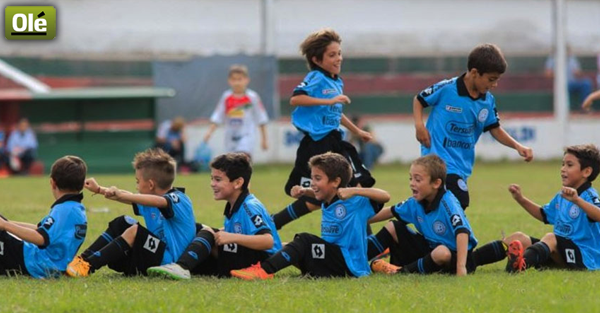 Los Cebollitas, categoría 2007 de #Belgrano, imitaron a los más grandes: en el 5-0 a Peñarol ▶ bit.ly/CebollitasPira…