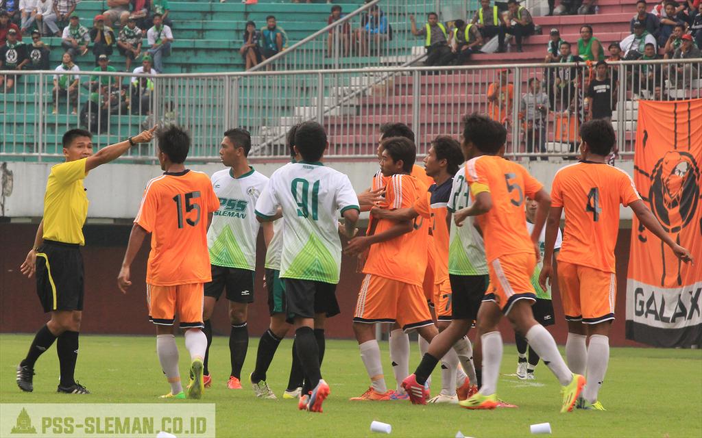 PSSleman's tweet photo. [FOTO] Pemain PSIR berkerumun memprotes keputusan wasit, namun wasit sore tadi cukup tegas. #PSSvPSIR http://t.co/gzkPcKX1WU