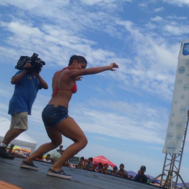 TCdeportesEC's tweet photo. ¡Como la quieren! @josdyc7tc sube al escenario de #Playa7 y el público se anima. http://t.co/c0DJQo4Dpu