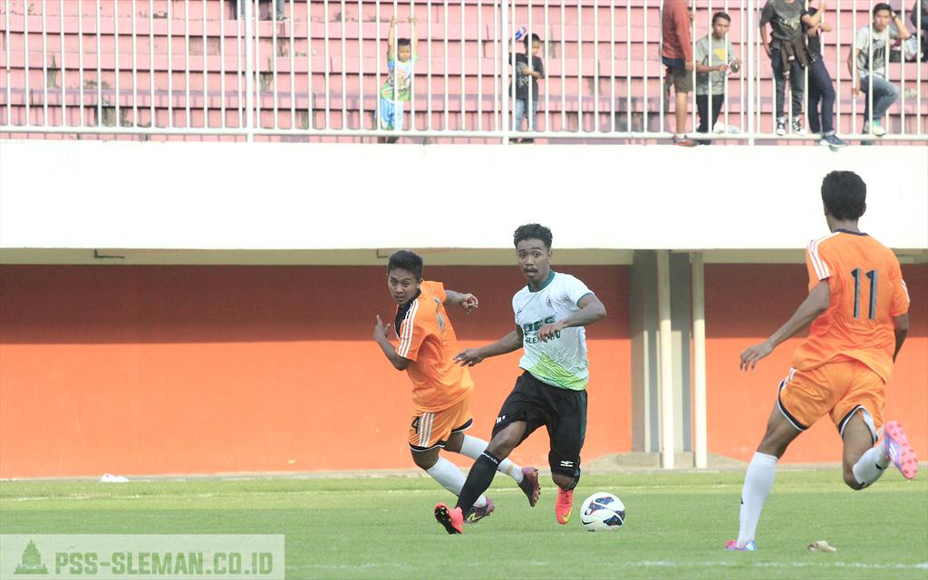 PSSleman's tweet photo. [FOTO] Taji Prashetio tentu tidak menyiakan kesempatan menjadi starting dengan bermain penuh semangat! #PSSvPSIR http://t.co/9JgYFDD05W