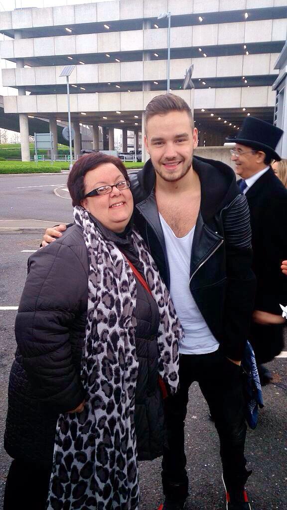 MileneUpdates's tweet photo. Liam and Niall with @Ro76Ro at Heathrow airport in London, UK - 5th Apr 2015 http://t.co/dGN09p87qE