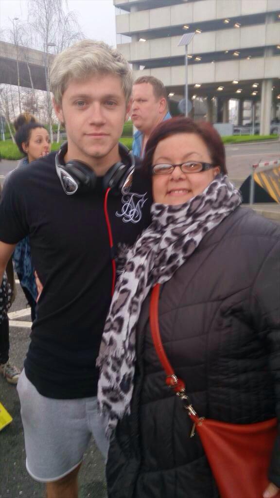 MileneUpdates's tweet photo. Liam and Niall with @Ro76Ro at Heathrow airport in London, UK - 5th Apr 2015 http://t.co/dGN09p87qE