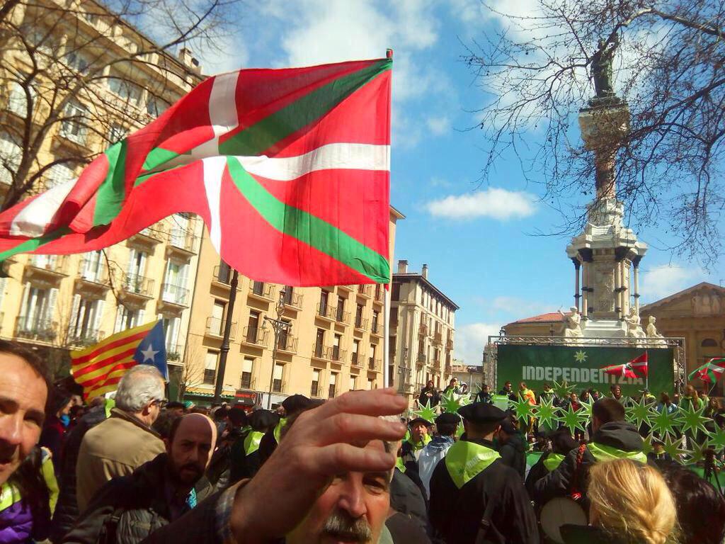 manelmarquez's tweet photo. #Iruñea Miles de personas reivindican #independencia como única alternativa para #EuskalHerria http://t.co/eNwMMs8QmN http://t.co/hZctzxkT6a