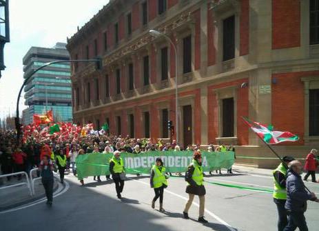manelmarquez's tweet photo. #Iruñea Miles de personas reivindican #independencia como única alternativa para #EuskalHerria http://t.co/eNwMMs8QmN http://t.co/hZctzxkT6a