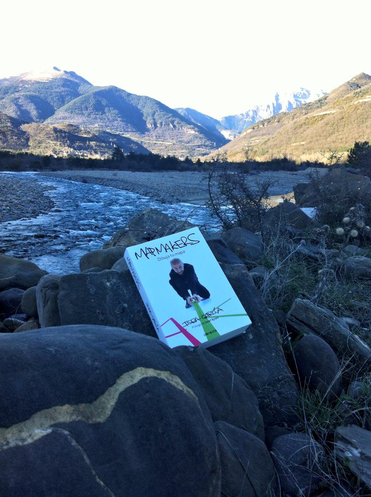 JavierCo__'s tweet photo. Libro y lugar perfecto para comenzar a dibujar un nuevo mapa @TheMapmakers #Dibujatumapa by @Israel_Garcia #JavierCo http://t.co/tH7f5bGTHX