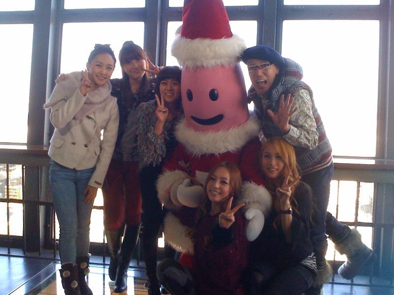 _Hiros's tweet photo. 知英、前から東京タワーが好きって言ってたけど、中に入ったのは1回だけって言ってたからこの時だね。のっぽん弟だったかなw  エレベーターで展望台階に着いた時に"やっと来たなぁ～"って言ってたのがすごい印象的だったっけw http://t.co/1zZRPfI4jM