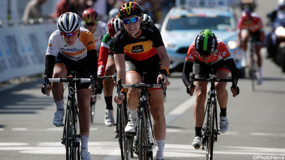 sporza's tweet photo. .@ElisaLongoB wint en @JolienDhoore is 2e, feestje voor @WiggleHonda in de #RVV voor vrouwen. http://t.co/w5CnM6c6l4 http://t.co/fFSySkhUzd