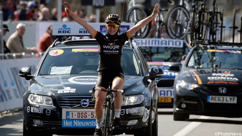 sporza's tweet photo. .@ElisaLongoB wint en @JolienDhoore is 2e, feestje voor @WiggleHonda in de #RVV voor vrouwen. http://t.co/w5CnM6c6l4 http://t.co/fFSySkhUzd