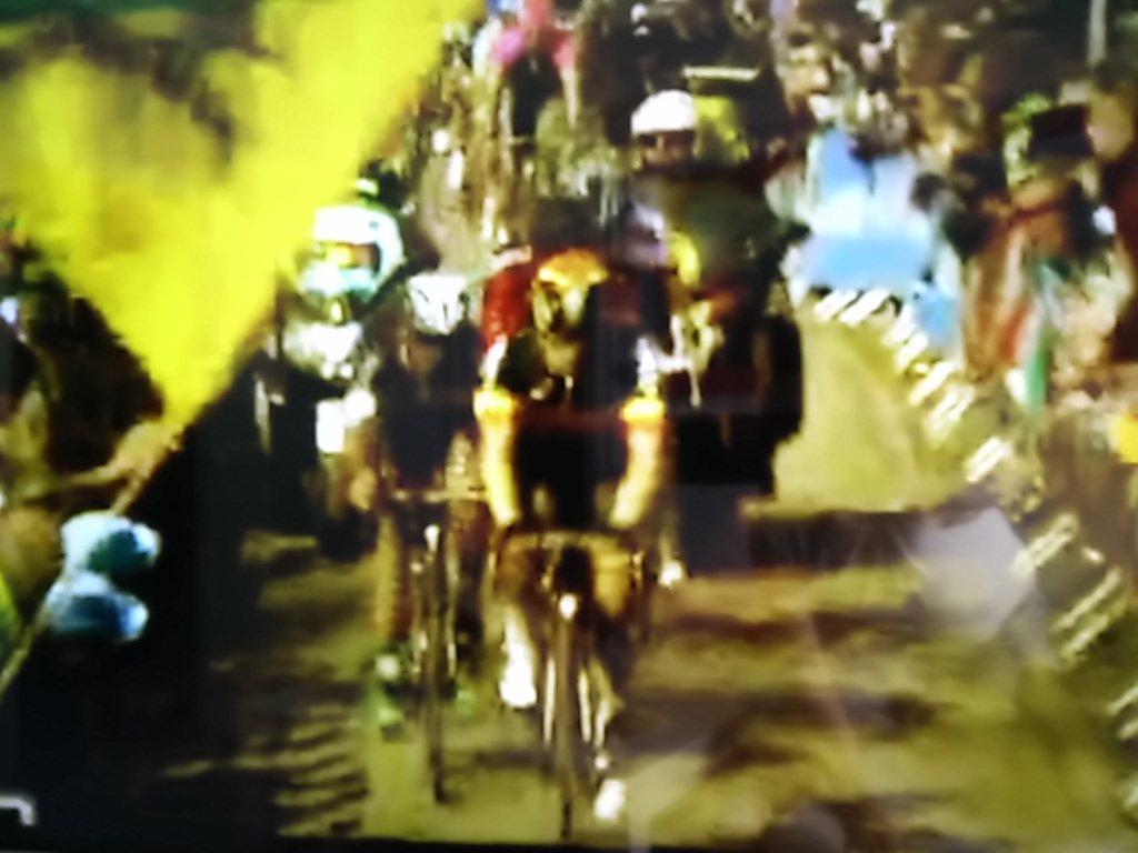 Carlosrfk's tweet photo. Oude Kwaremot, pavés, rampones... empieza lo divertido en Flandes! #TourOfFlanders http://t.co/ixBIq5Kesa