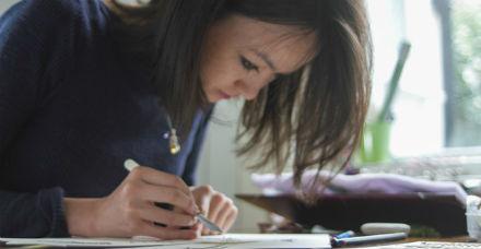 Deze dame maakt minuscule kunstwerkjes van wel erg bijzonder materiaal... ow.ly/Lanje