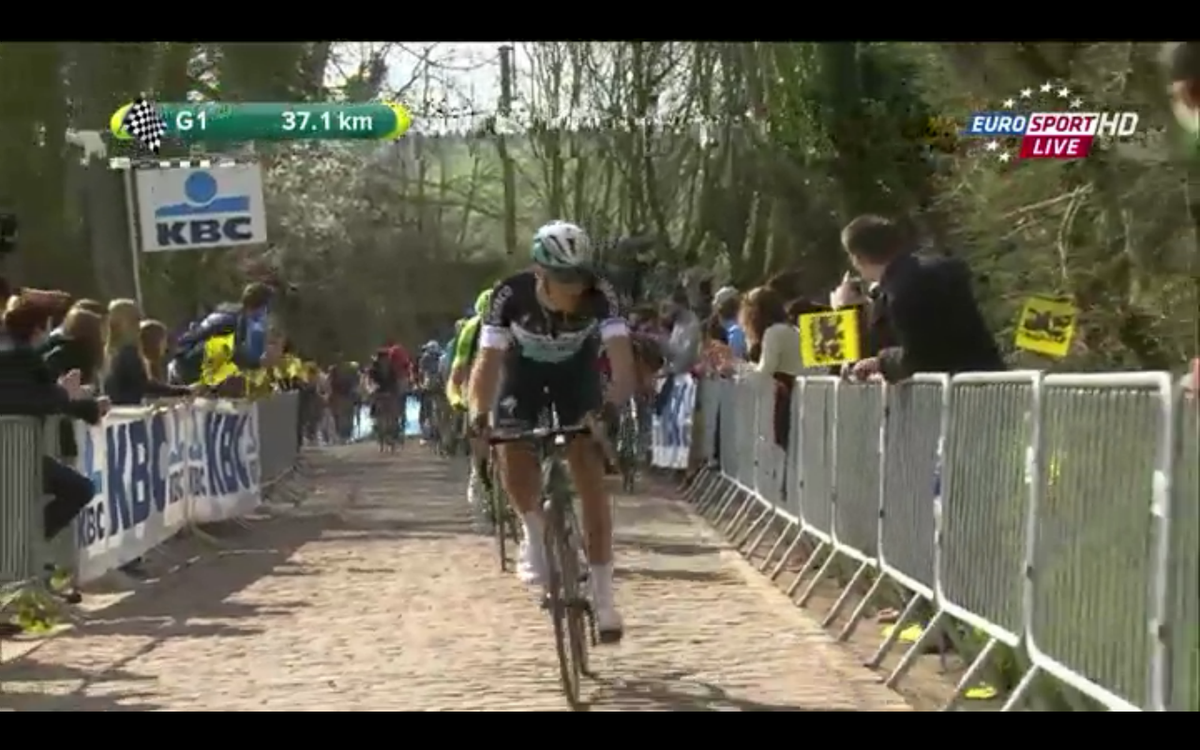 cyclismactu's tweet photo. Et #Terpstra à l'avant dans le #Taienberg http://t.co/m8BLaYoIMT #RVV #LesRP @RondeVlaanderen http://t.co/VRgeExjFc8