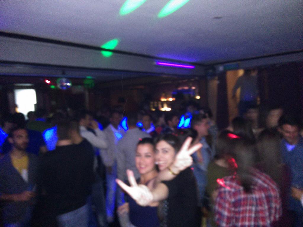 Pub_Brooklyn's tweet photo. Reventón total en la noche del judas!!! Muchas gracias a todos y a @MejyDj  que nos hizo disfrutar una vez más!!! http://t.co/BvPPlKfypt