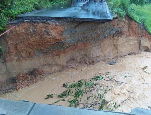 YVKE_Mundial's tweet image. Cierran Troncal 01 del Táchira tras colapso en cercanías del puente Boconó goo.gl/2KraJe