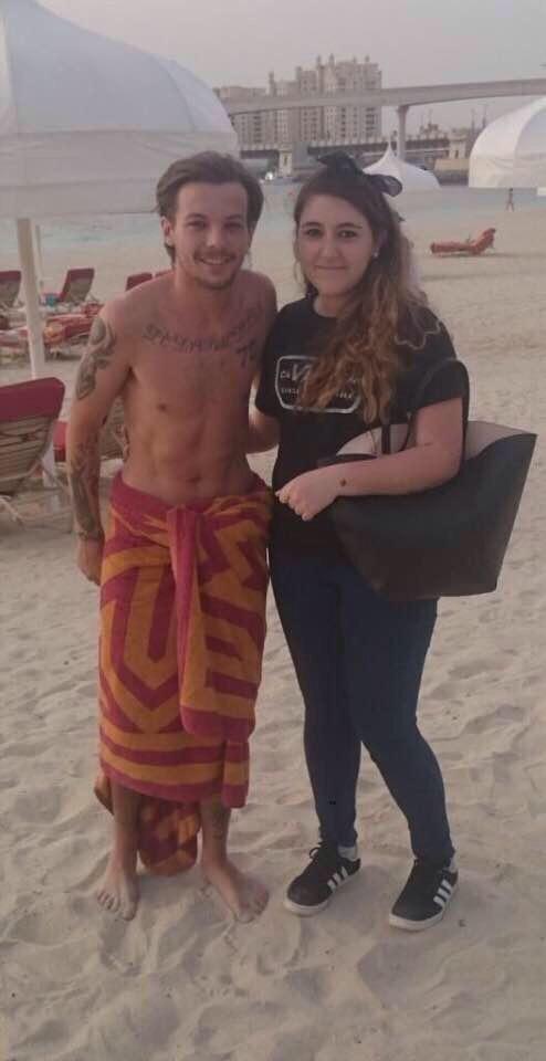 LouisBoy1D's tweet photo. Louis with a fan in Dubai today! So happy for her 😁 http://t.co/emCrXZkB4s