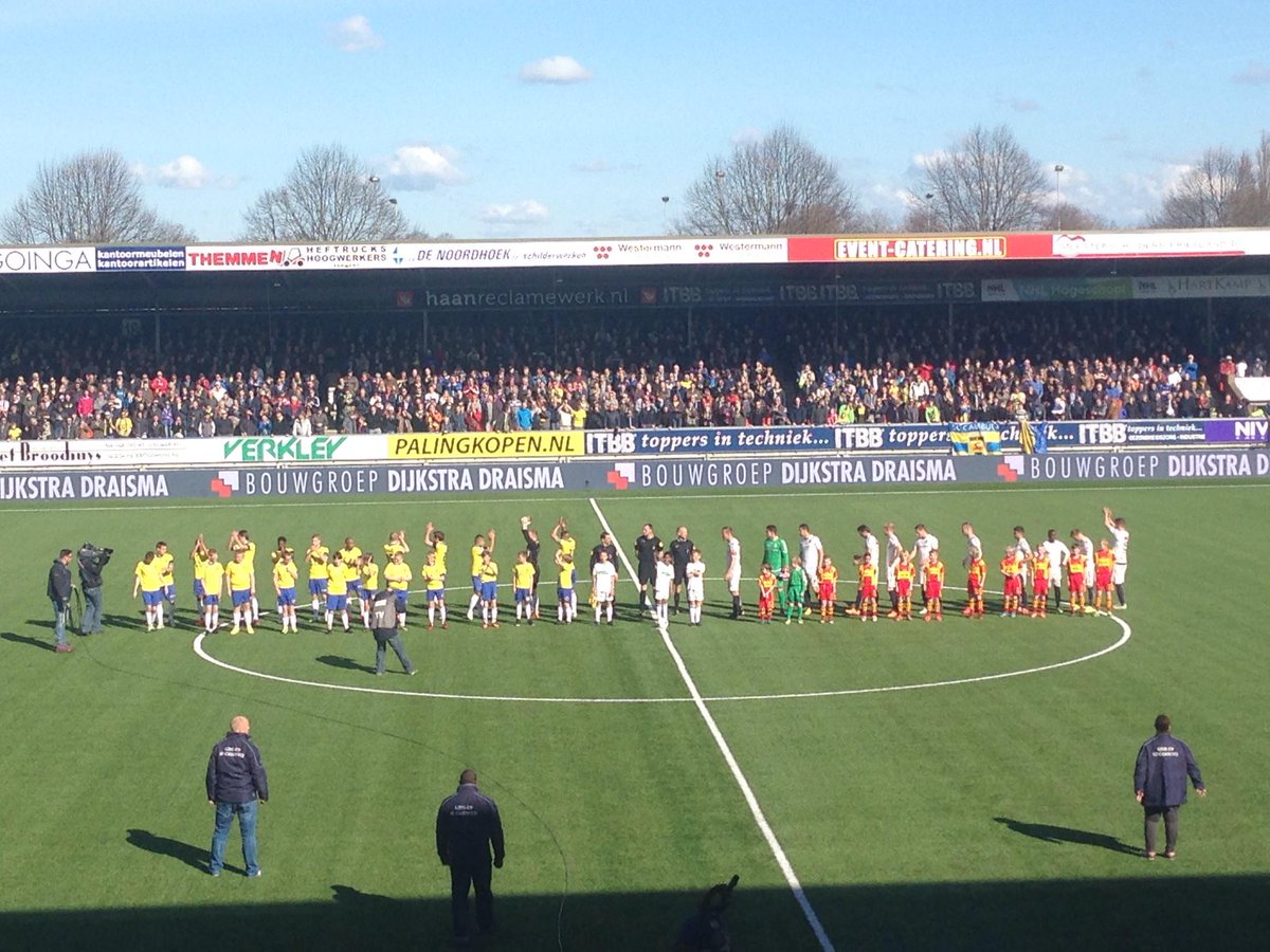 HenkAlbers1970's tweet photo. We gaan zo los. #Cambuur speelt tegen #GAEagles met rouwbanden ter ere van onlangs overleden oud-speler Kees Hiemstra http://t.co/M8IQqOY3AX