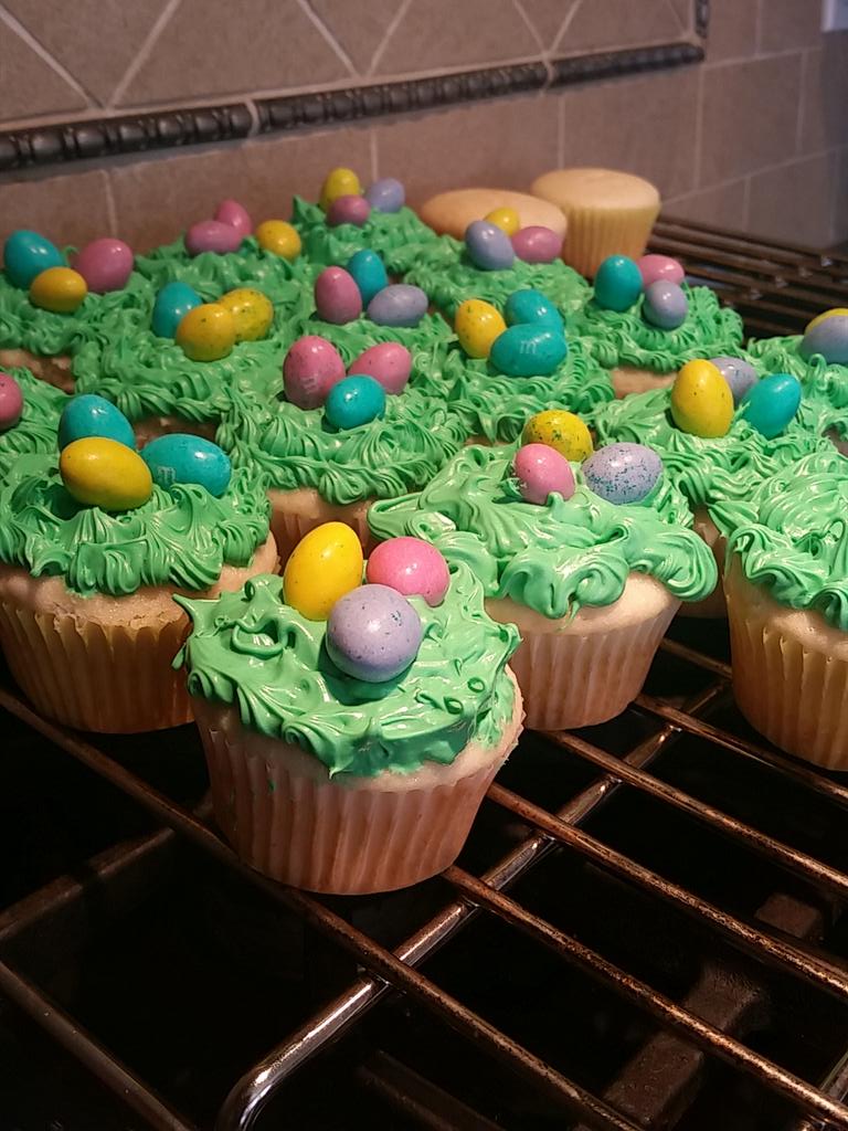 ElleryMarks's tweet photo. Have to show off my @BettyCrocker cupcakes. Happy Easter! http://t.co/B85hgRyKhn