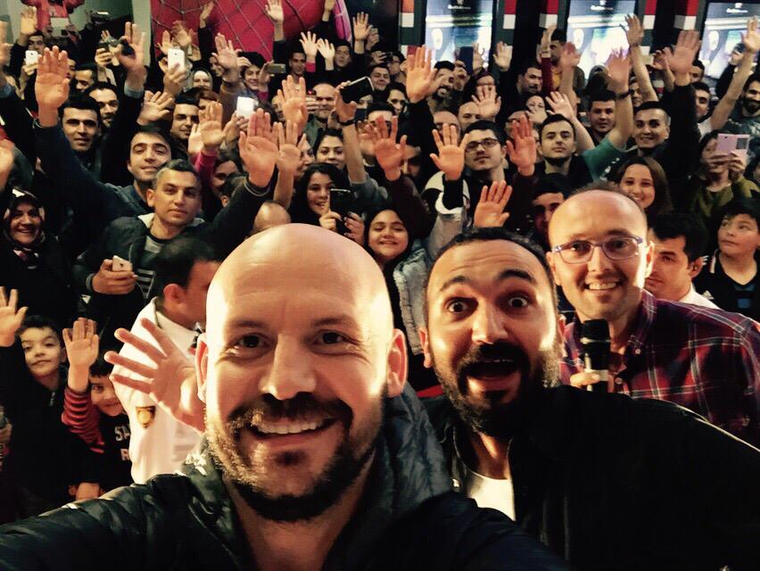 guvercinuc's tweet photo. Ve oyuncularımız filmimizi Antalya seyircisiyle izlemeye başlıyor... #GüvercinUçuverdi #HerkesinKomedisi http://t.co/jUF2W3adOH