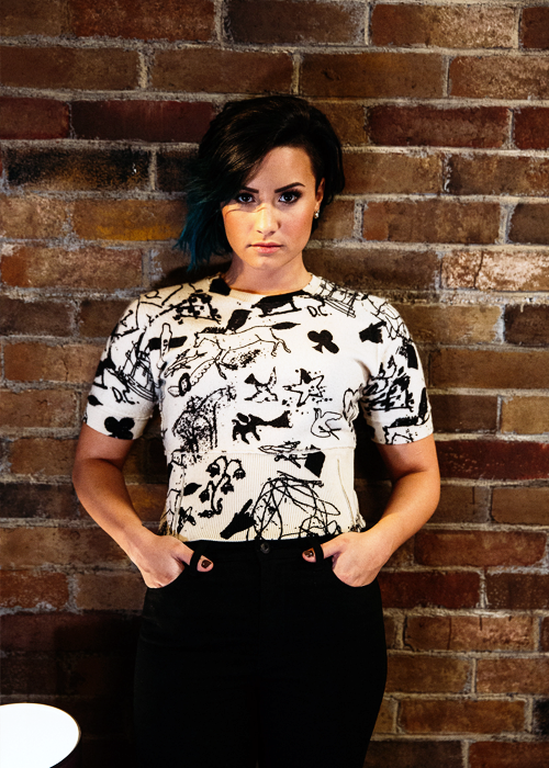 portallovato's tweet image. Esse tweet tem que chegar à 1000 RTs até a hora da votação acabar. #DemiLovato #HitTheRoad @radiodisney