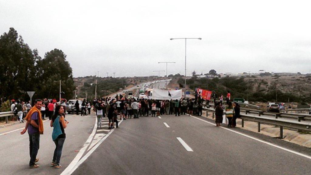 losmollespro's tweet photo. Gran manifestación de la Comunidad de Los Molles, en rechazo al Plan Regulador. #salvemoselpuquen #protegelosmolles http://t.co/yLFZDG2OKt