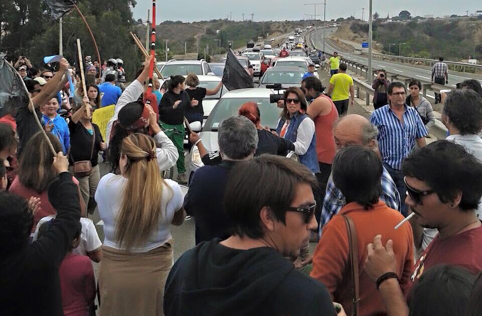losmollespro's tweet photo. Gran manifestación de la Comunidad de Los Molles, en rechazo al Plan Regulador. #salvemoselpuquen #protegelosmolles http://t.co/yLFZDG2OKt