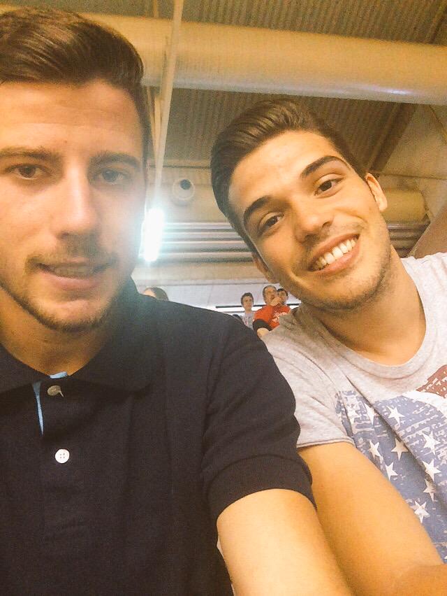 Educhaconrobles's tweet photo. Hoy día de basquet🏀a ver a mi princesa @LorenaNicolas11 👯con mi hermanito pequeño @varitolr18 el bichito de la banda! http://t.co/Hh0xOn7JYc