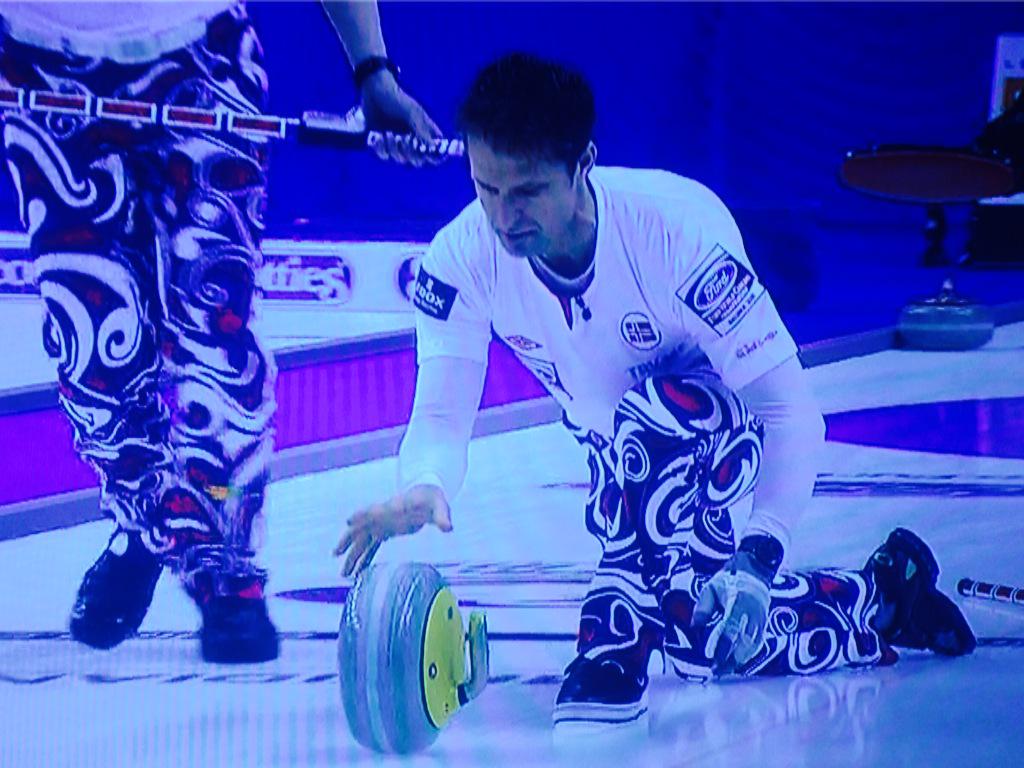 luisfilipesr's tweet photo. FairPlay ! Que maneira que se terminar um jogo perdido ! Vale sempre o bom humor! #curling #wmcc2015 #sideroll http://t.co/jADUxUnwV9”