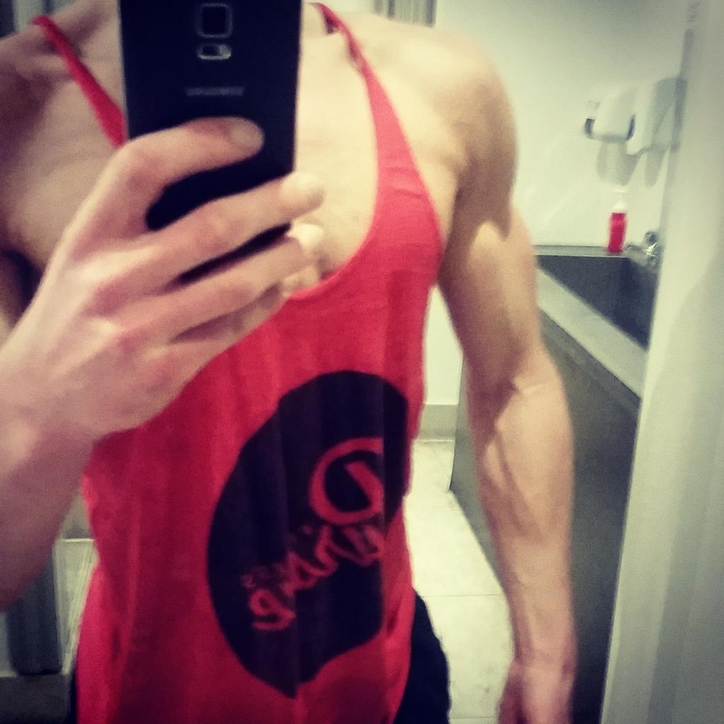 jimbobjh's tweet photo. Easter sunday pump in my @Pursue_Fitness  stringer 2 weeks out from #miamipro getting tighter by the day boom 💪😉 http://t.co/DCr3TsP8WL