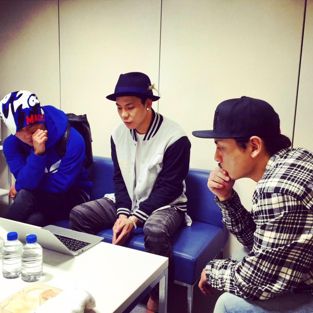 bot_miyavi's tweet photo. 何を話し合ってるか気になる人RT http://t.co/Nmm6J4BT0A