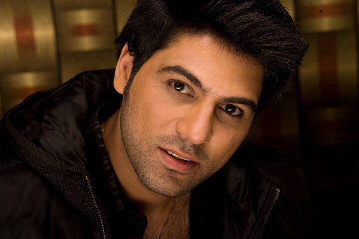 يا صوتك اللي بداخلي في حسبة أشواقي لعب
لبيه يا بحة حبال الشوق يا مشتاقلي

-وليد الشامي